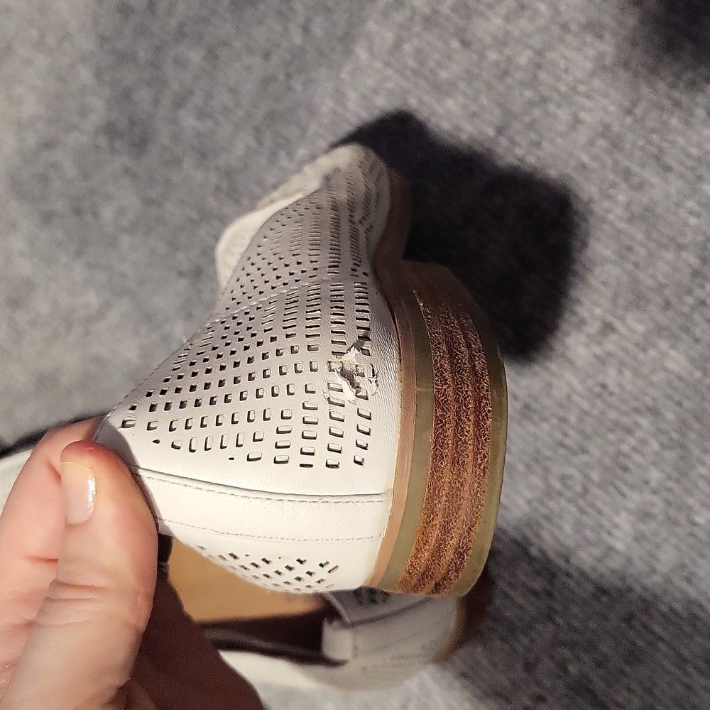 White flats - Picture 2 of 5